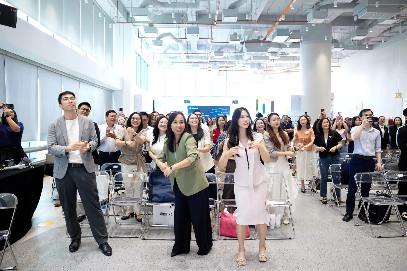 Cả khán phòng đứng dậy cùng sân khấu