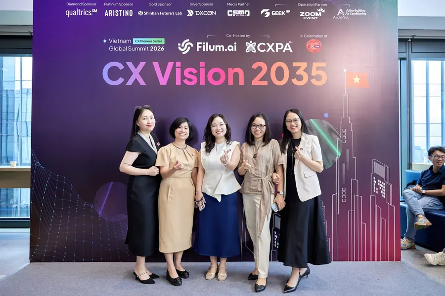 Lưu niệm trước backdrop sự kiện